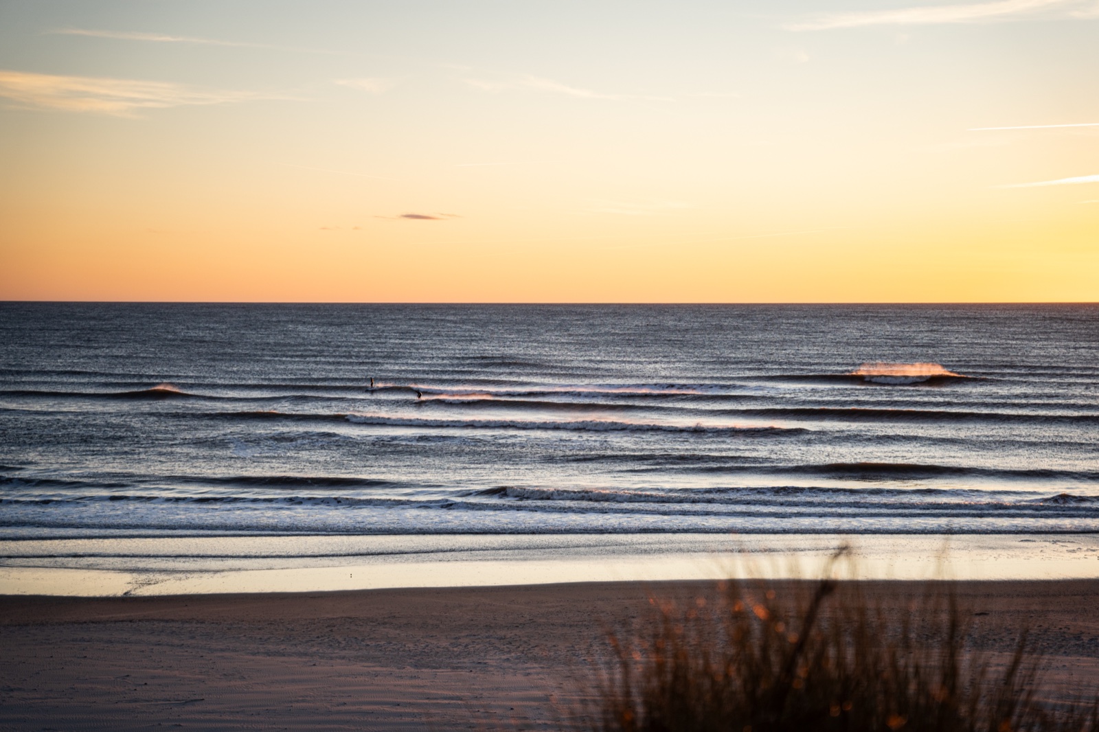 Goldene, ruhige See bei Sonnenuntergang vor Hvide Sande