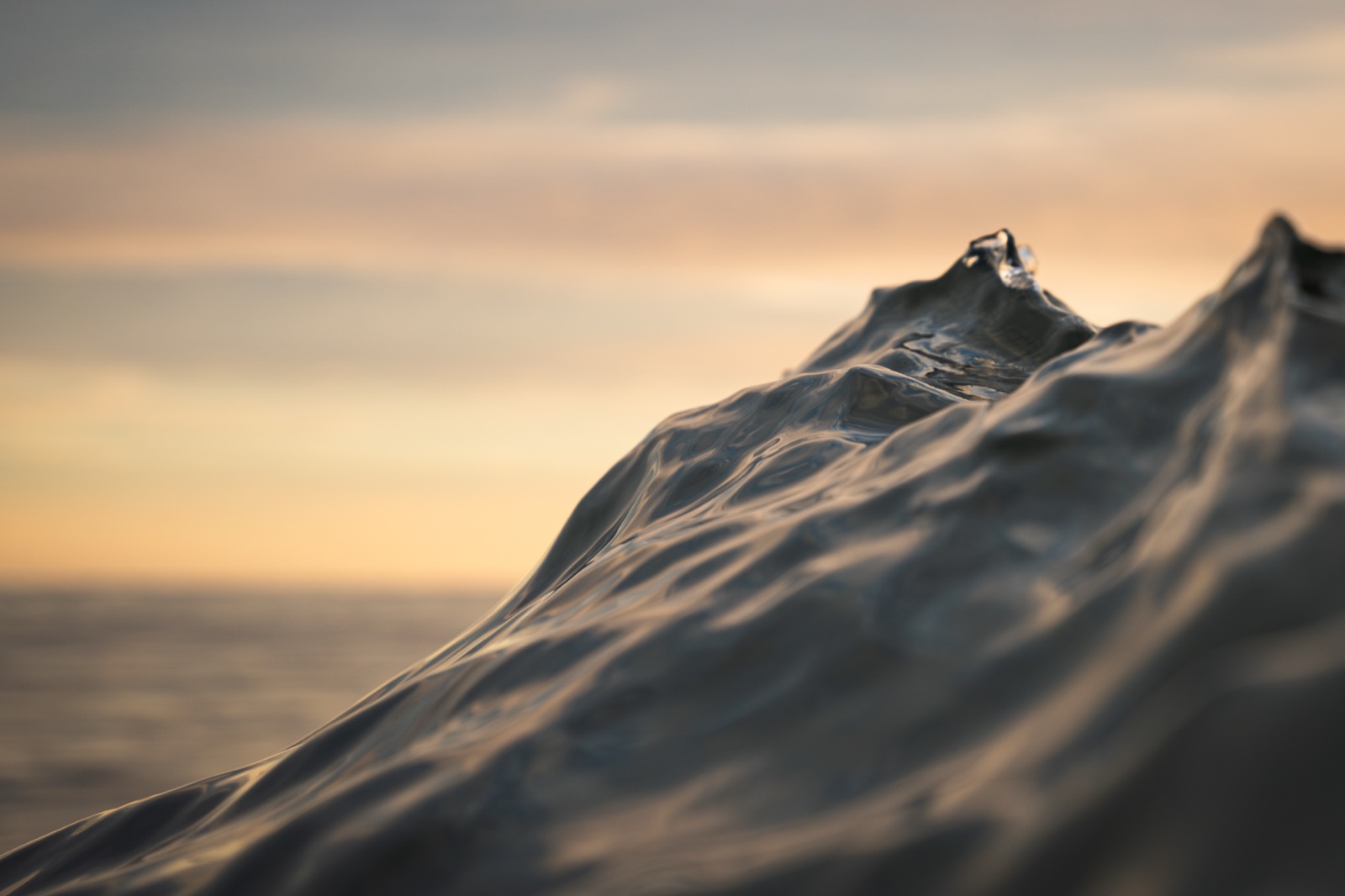 Skulptural geformtes Wasser einer Welle im warmen Abendlicht