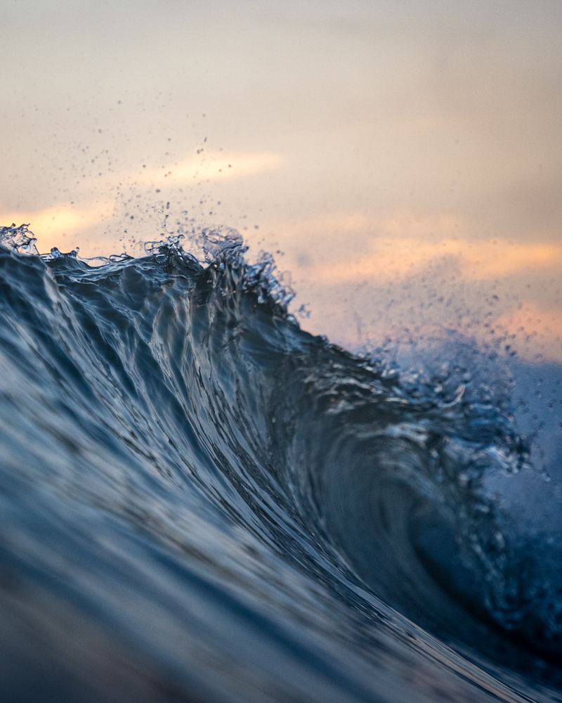 Ruhige, geschichtete Welle im Abendlicht