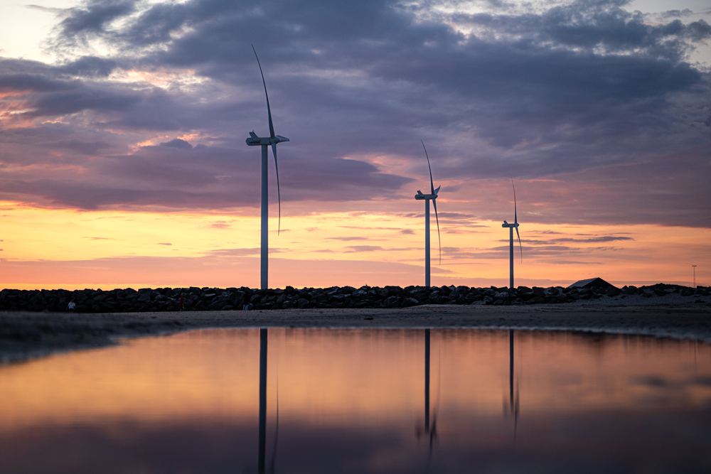 Windräder im Gleichgewicht mit Wind und Landschaft bei Hvide Sande